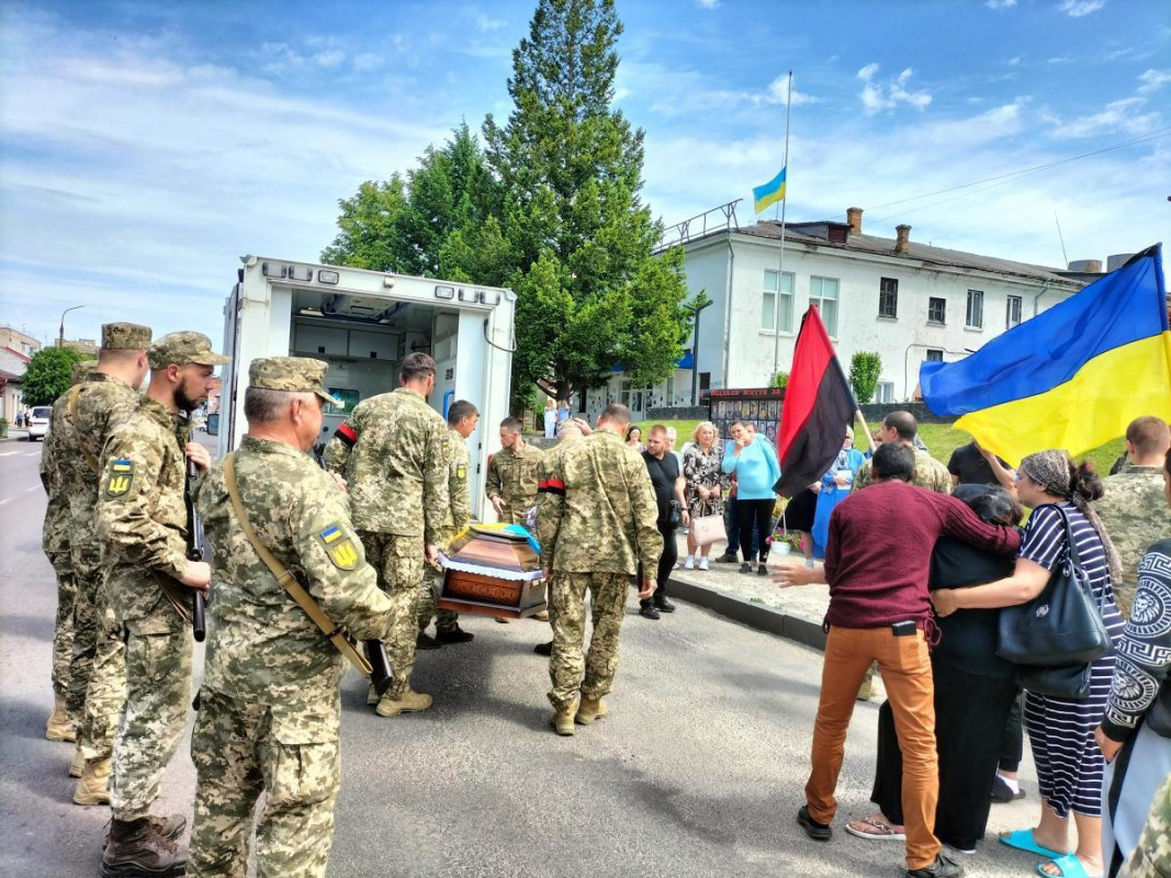 Багатодітний батько, котрий повернувся з-за кордону і пішов на війну: у Луцькому районі поховали Героя Дмитра Чижевича. Фото