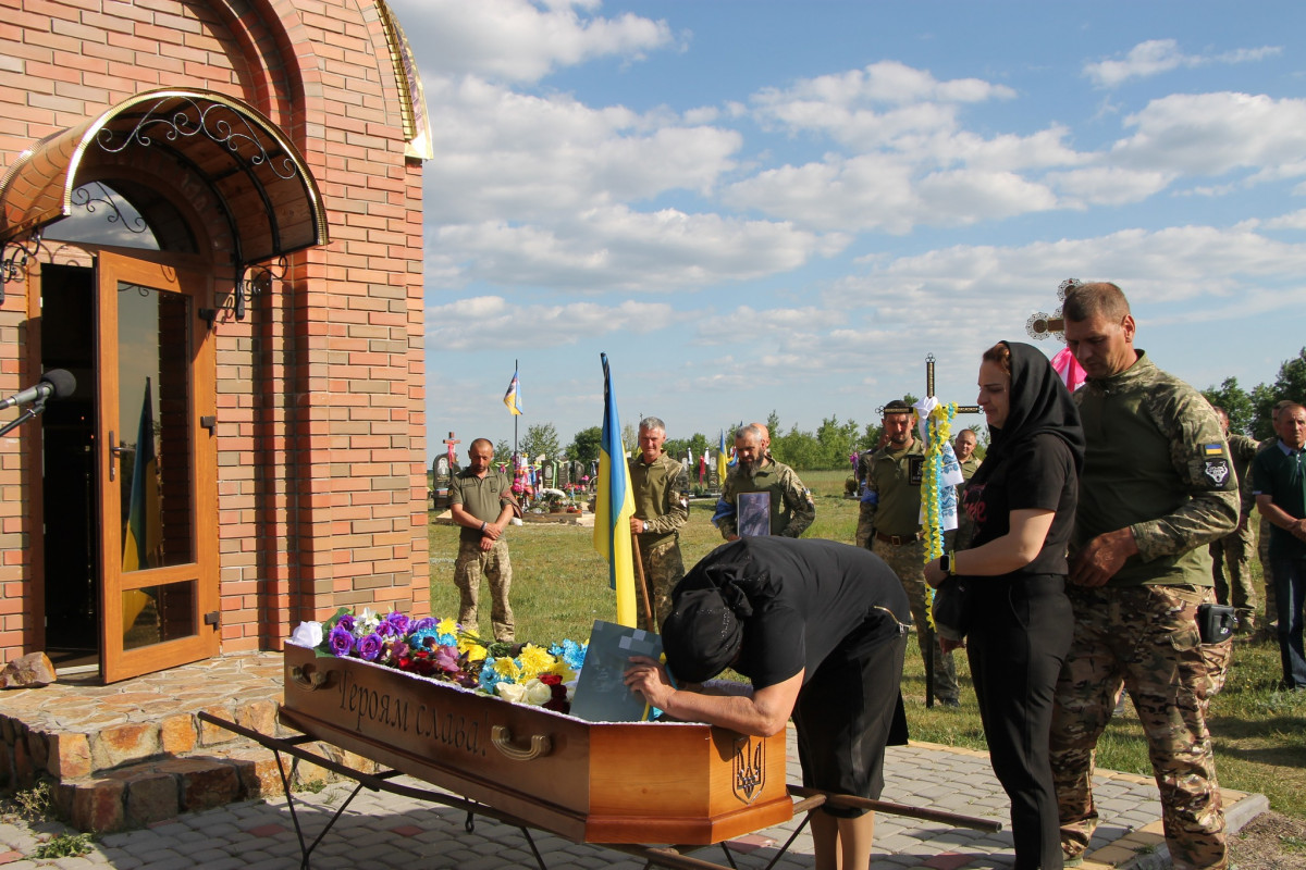 Не висихають сльози у громаді: на Волині до місця вічного спочинку провели 38-річного Героя Валерія Єфімчука