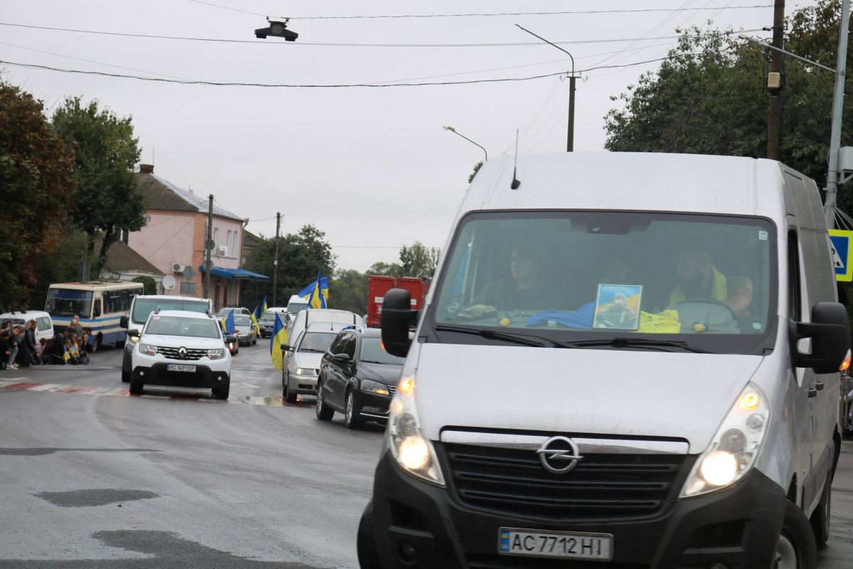 Двійко дітей залишилися без батька: на Волині попрощалися з молодим Героєм Олександром Чируком. Відео