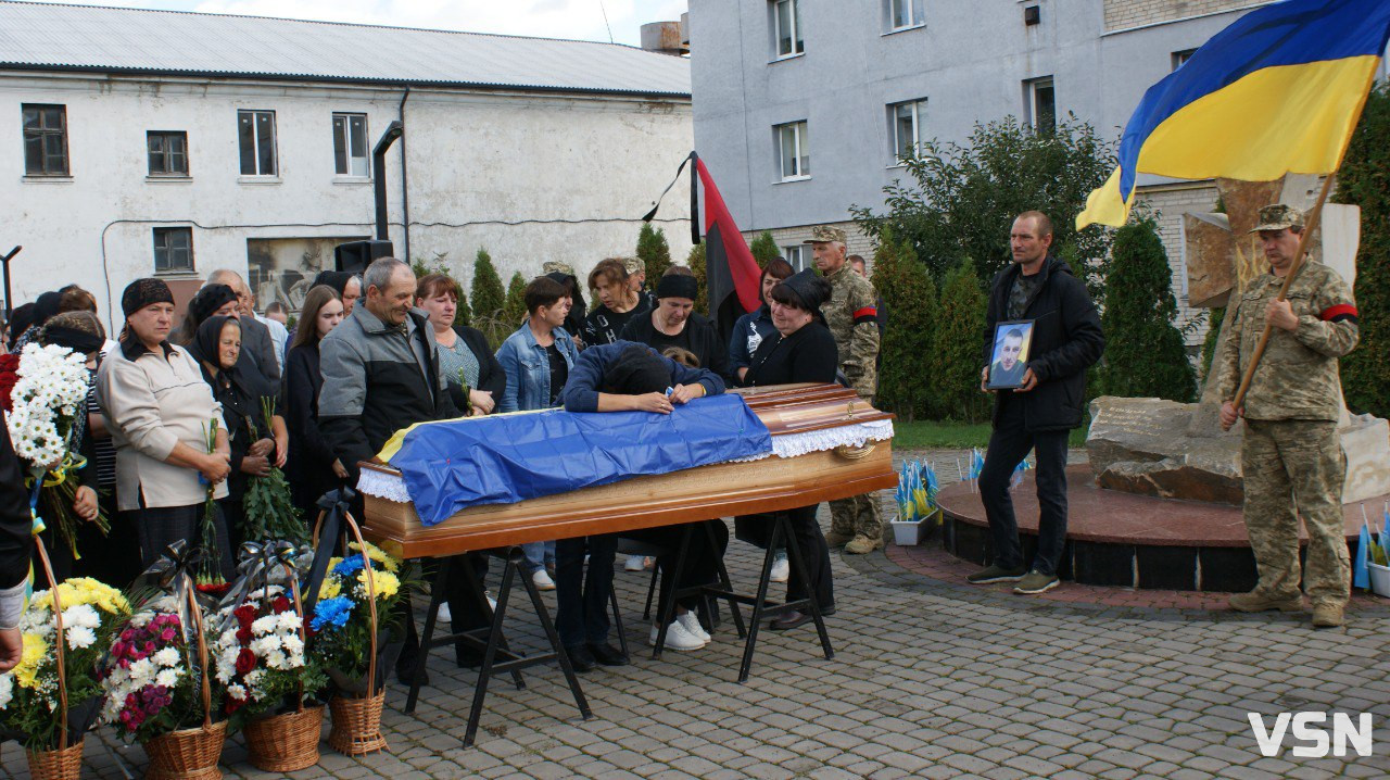 Повернувся додому після майже дворічної невідомості: Рожищенська громада зустріла «на щиті» Героя Віталія Козла. Фото
