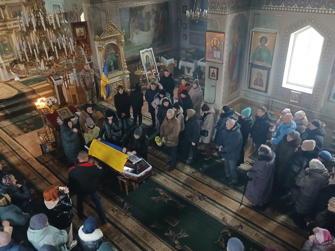 Загинув понад рік тому: на Волині провели в останню дорогу захисника Руслана Меріду