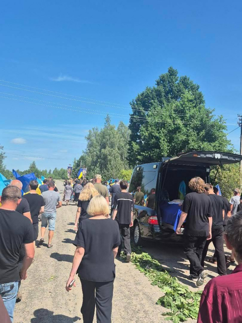 На Волині провели в останню путь воїна Анатолія Кривоша, який з перших днів повномасштабного вторгнення боронив Україну