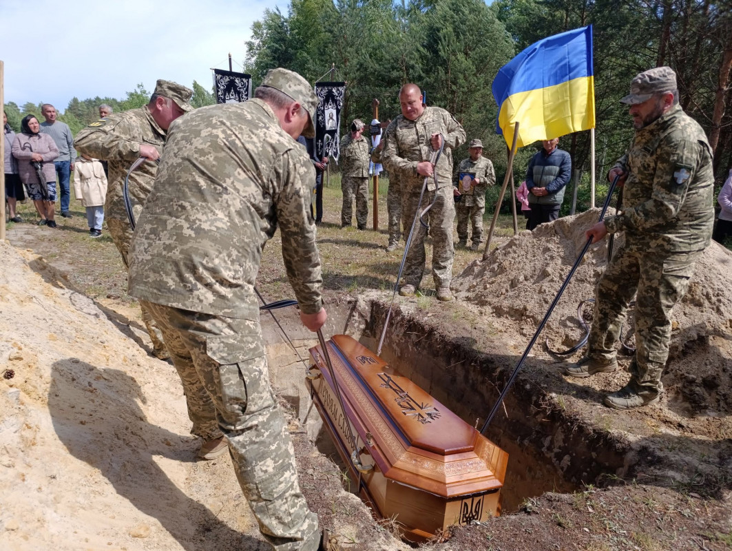 Майже 2 роки рідні жили вірою та надією: на Волині поховали Героя Володимира Віннічука, який довгий час вважався зниклим безвісти