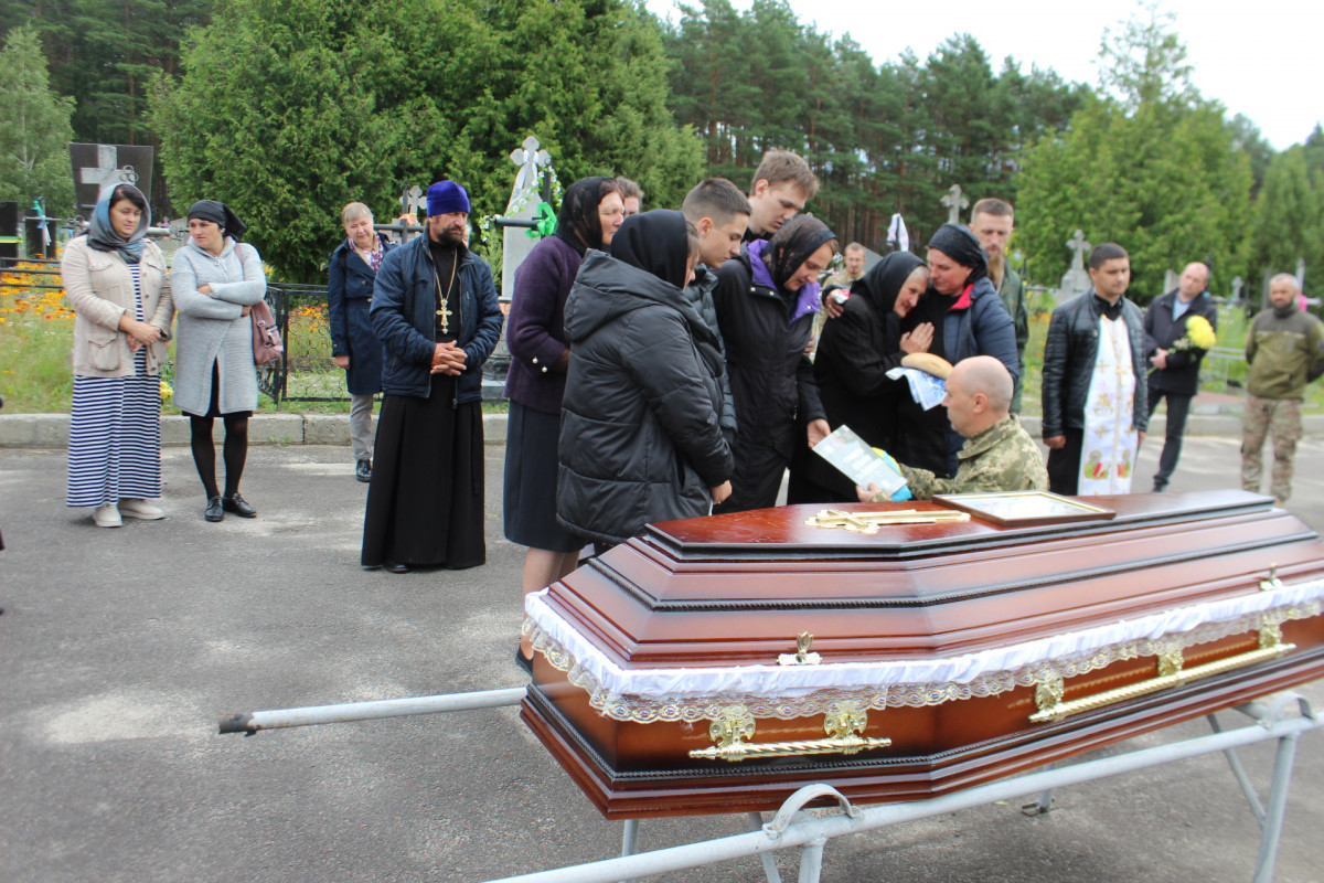 У Маневичах в останню земну дорогу провели воїна Андрія Іщика