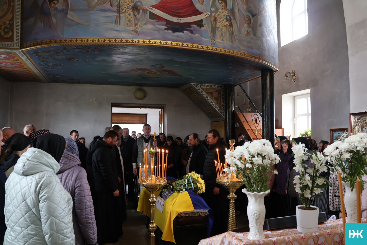 Біль двох сіл: на Волині провели в останню путь воїна Володимира Ридчука