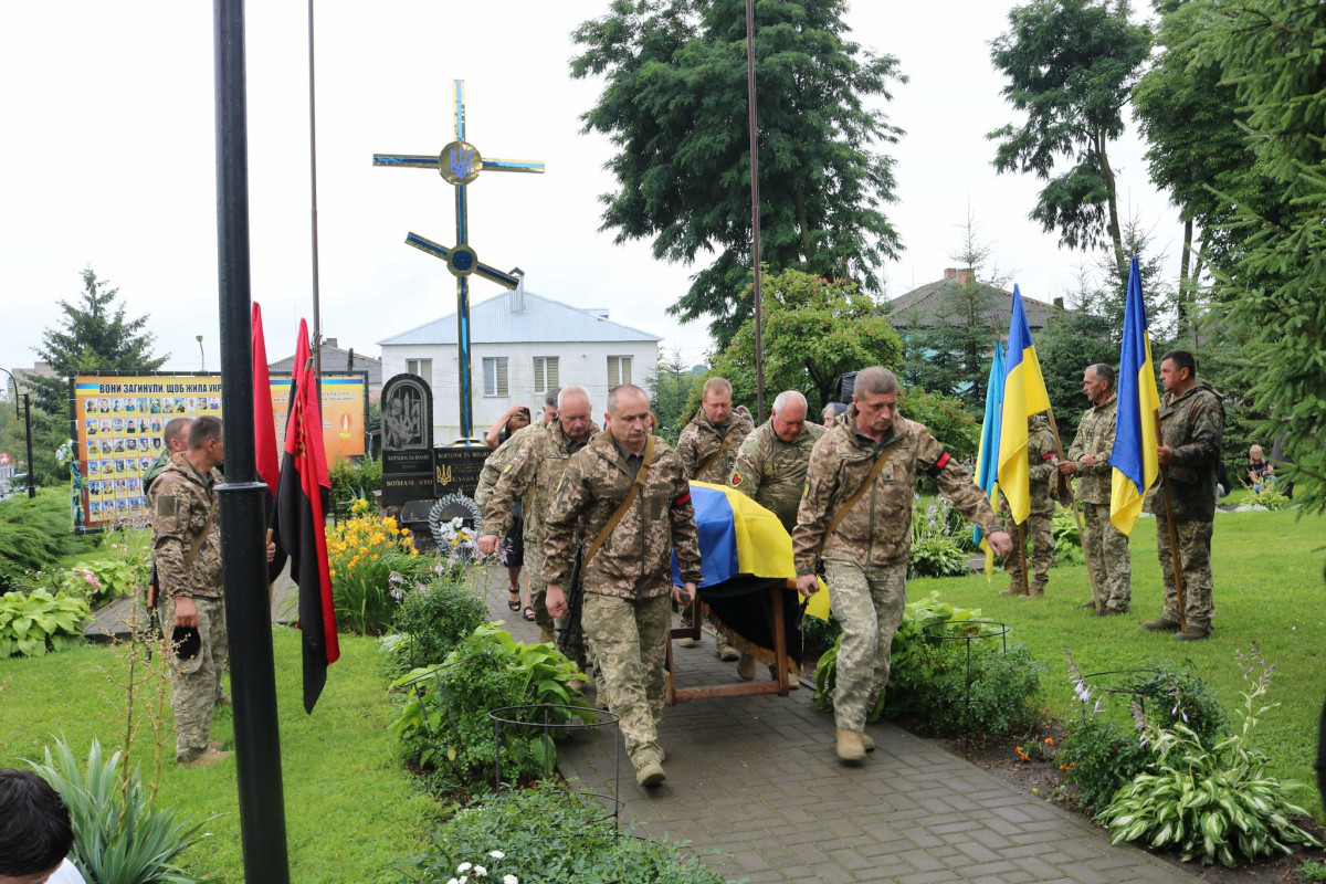 Навіки 30: на Волині в останню дорогу провели молодого військовослужбовця Віталія Прокопенка