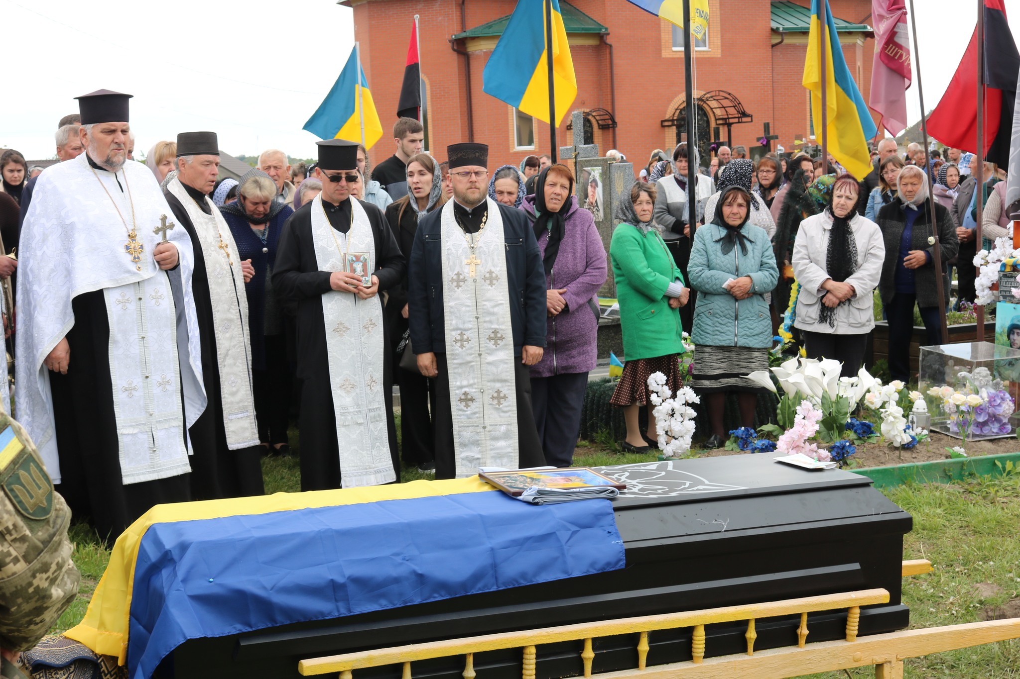 Захищав Україну з першого дня повномасштабного вторгнення: у Луцькому районі попрощалися з Героєм Леонідом Клехою