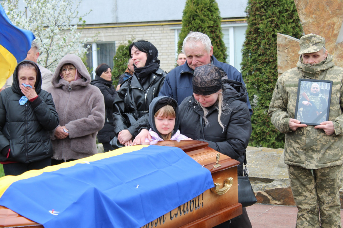 «Тепер тато захищатиме з небес»: волиняни попрощалася з 25-річним Антоном Хвостюком