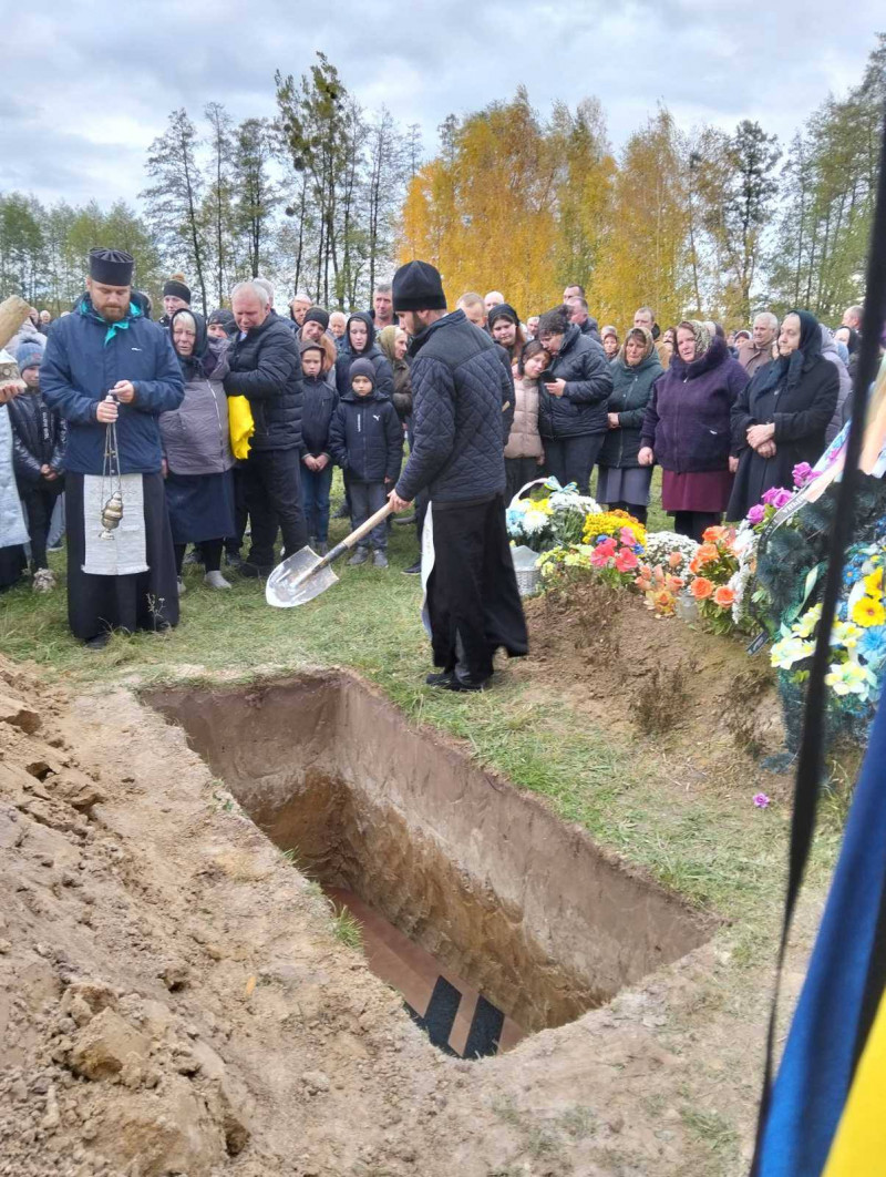 Довгий час вважався безвісти зниклим: на Волині в останню путь провели Героя Віталія Бомазюка