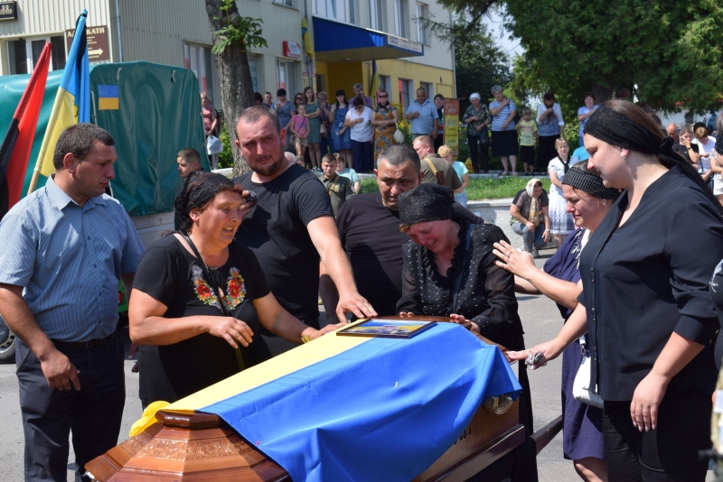 Люблячий чоловік, тато і вірний товариш: на Волині попрощалися з Героєм Сергієм Мельничуком