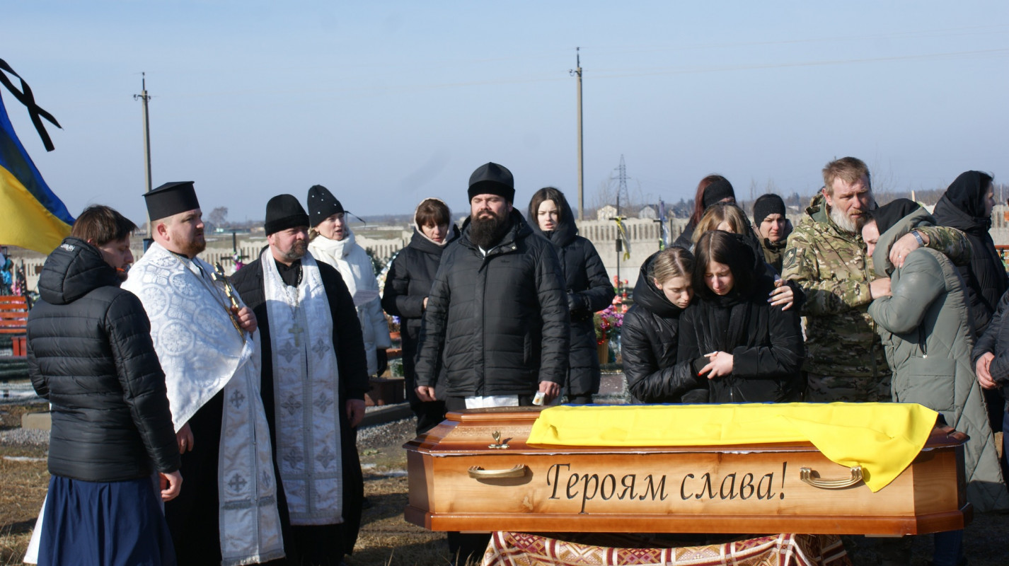 Навколішки і зі сльозами: волиняни попрощалися з Героєм Володимиром Гродським