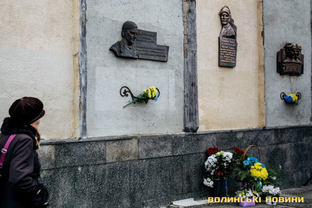 «Він ніколи не думав про себе й не скаржився»: у Луцьку відкрили меморіальну дошку на честь бойового медика Романа Ткача