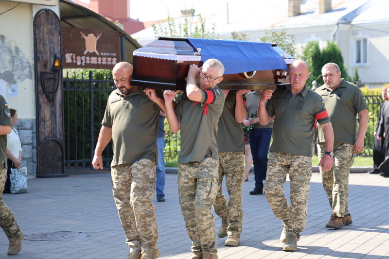 Загинув понад рік тому: у Луцьку в останню дорогу провели Героя Володимира Клименка