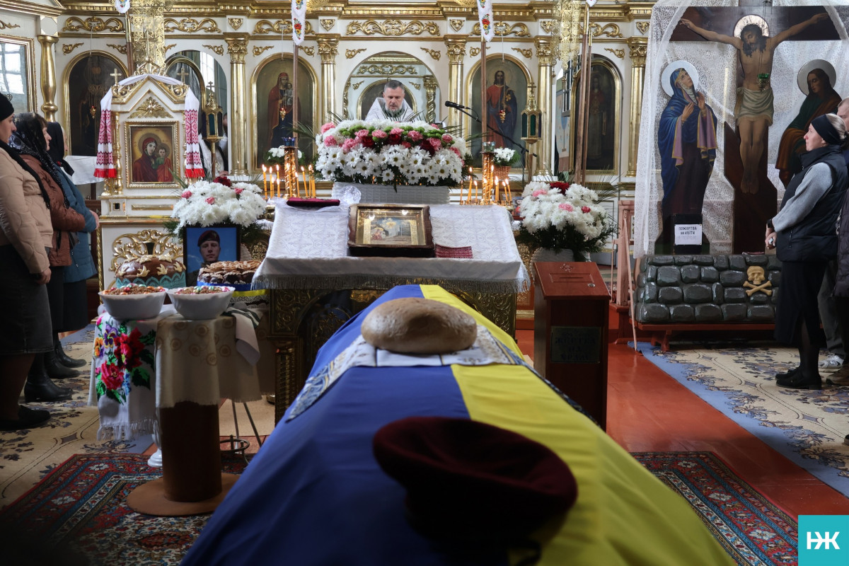 Біль двох сіл: на Волині провели в останню путь воїна Володимира Ридчука