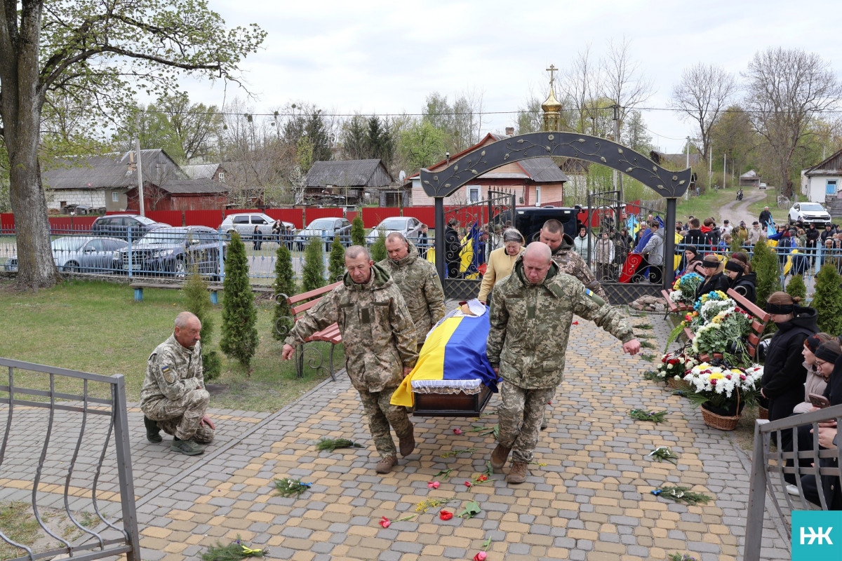 Біль двох сіл: на Волині провели в останню путь воїна Володимира Ридчука