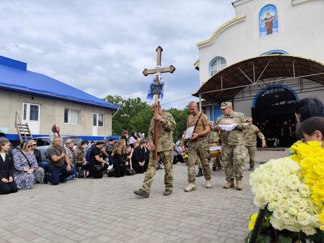 Овдовіла молода дружина, без батька залишилося двоє синочків: на Волині поховали Героя Віталія Дудка