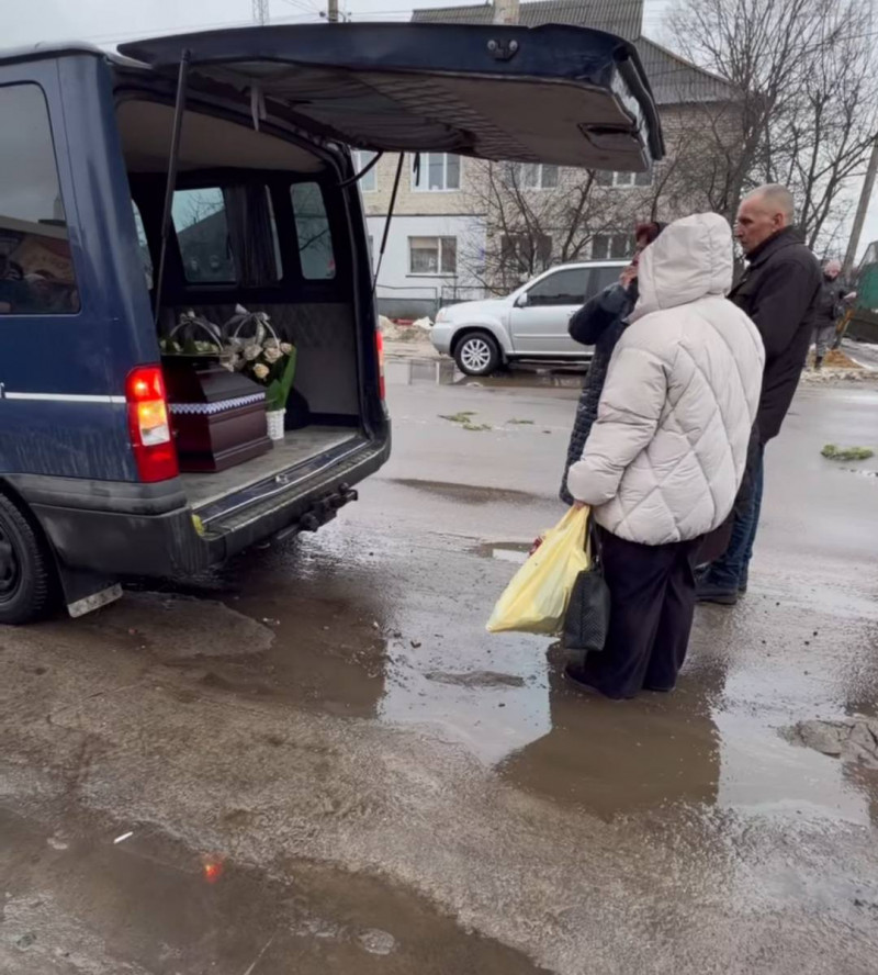 Наприкінці осені мобілізували, а 8 лютого зв’язок з ним обірвався: на Волині провели в останню путь захисника Івана Савлука