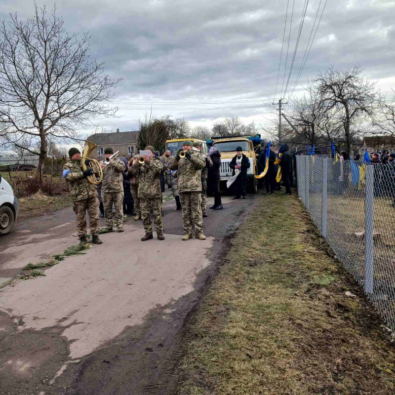 Захищав кожного з нас: волиняни провели в останню дорогу 57-річного Героя Віталія Шарапановського