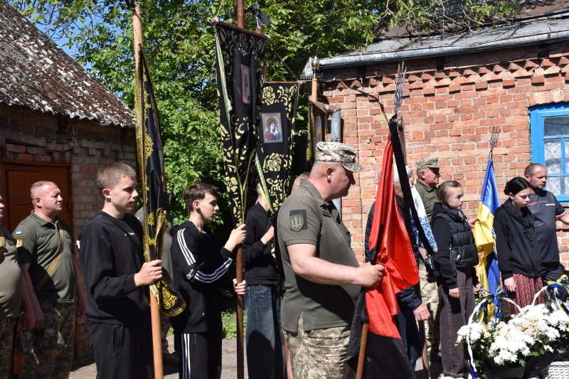 Два роки вважався безвісти зниклим: на Волині попрощалися з Героєм Віктором Шоломом