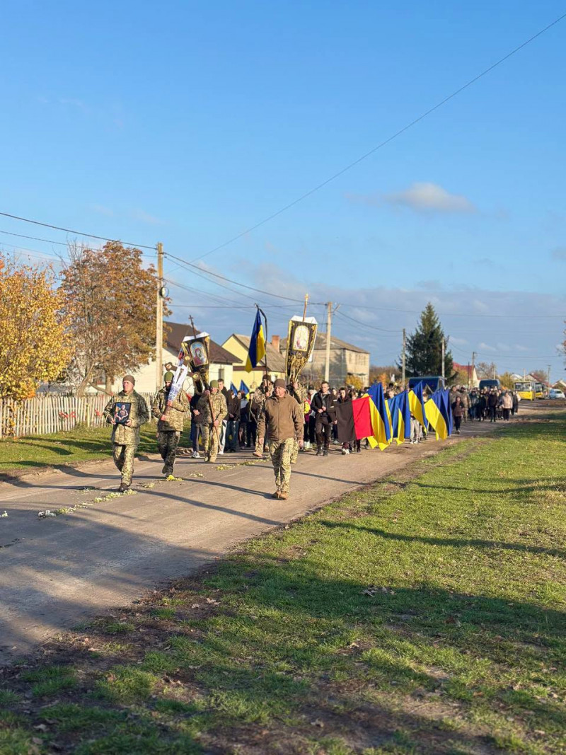 На Волині провели в останню дорогу воїна Романа Лисюка, який помер від важкого поранення