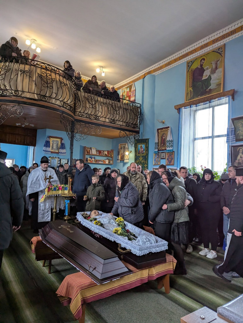 Не дочекалася матір наймолодшого сина, дружина втратила надійного чоловіка, син і доньки люблячого татуся: на Волині поховали Героя Петро Проца