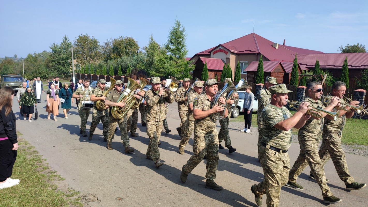 У Луцькому районі всім селищем прощалися із захисником Валентином Ворошилом