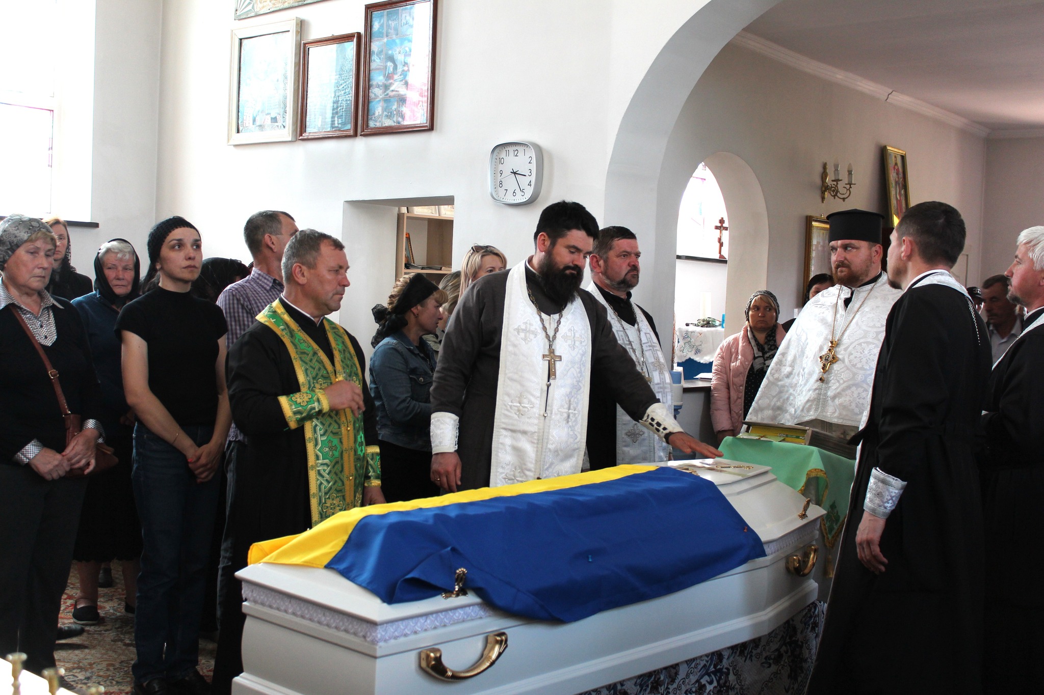 Весільний коровай, тужлива мелодія і море квітів: громада на Волині прощалася з Героєм Романом Карпюком