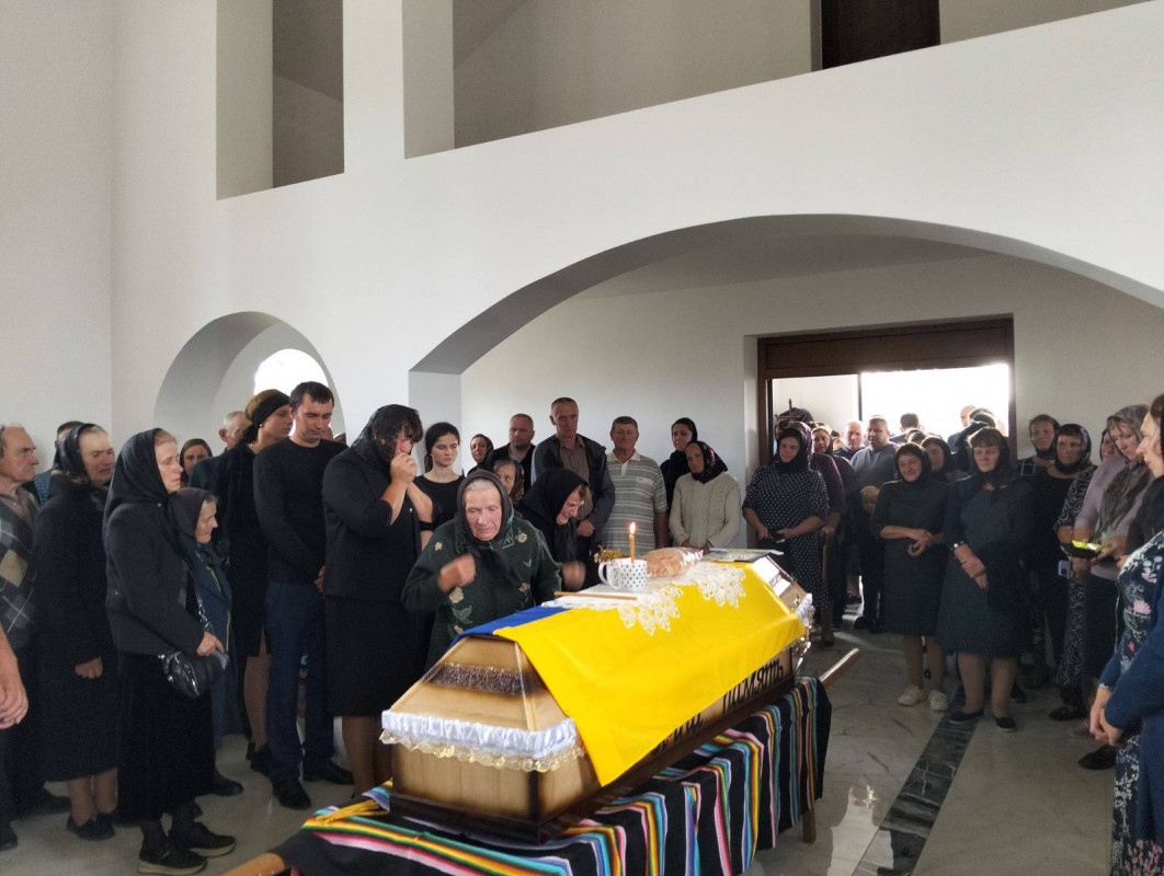 Не встиг створити сім’ю і потішити батьків онуками: на Волині поховали молодого Героя Андрія Денисюка