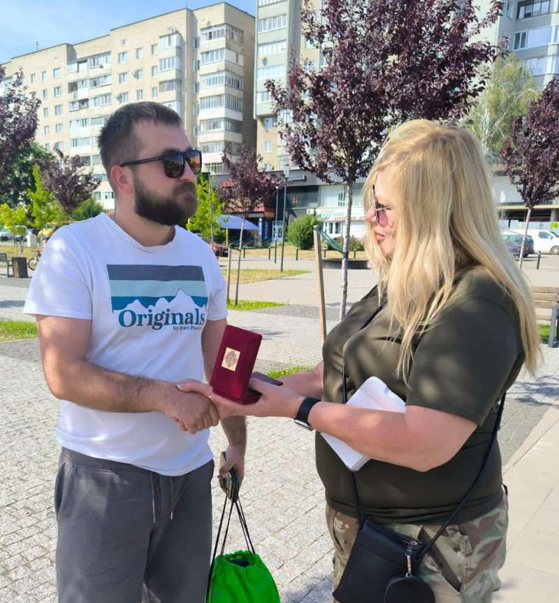 Поранених бійців 100-ї ОМБр відвідали у лікарнях та вручили почесні відзнаки