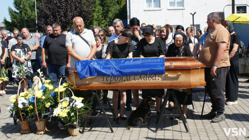 Рідні сподівалися, що в полоні, але дива не сталося: у Рожищі провели в останню путь воїна Миколу Катеринюка