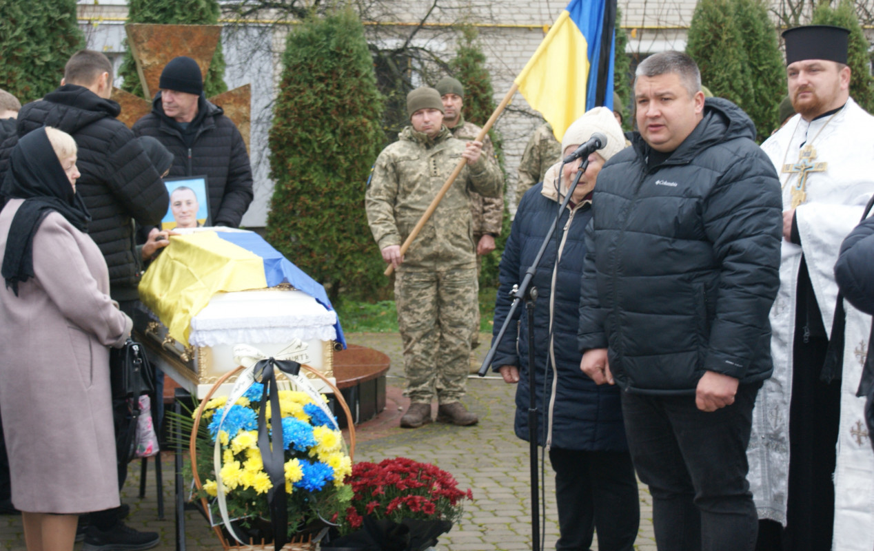 «Встелили всі села квітами, а хлопчика мого немає…»: у громаді на Волині провели в останню дорогу Героя Миколу Загоровця