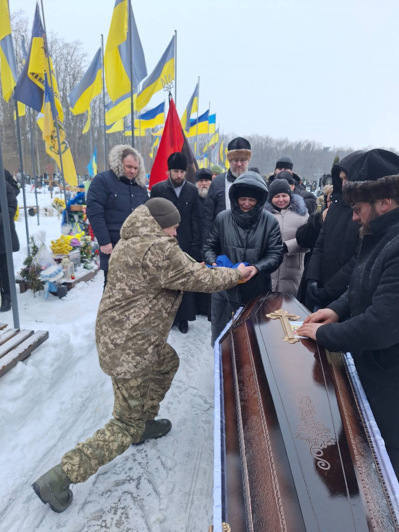 Загинув понад рік тому: на Волині провели в останню дорогу захисника Руслана Меріду