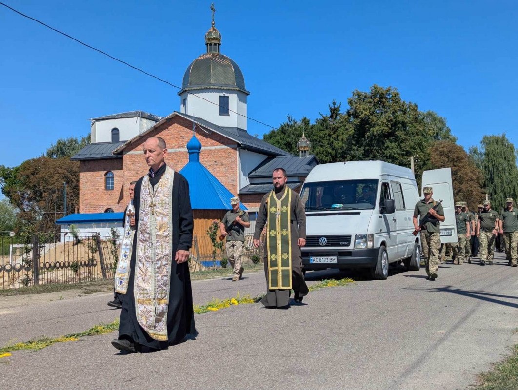 Півторарічний син більше не обійме батька: на Волині попрощалися з 30-річним воїном Віталієм Ксьондзиком