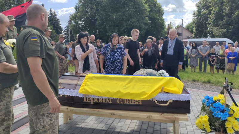Життя Героя трагічно обірвалося у Курській області: на Волині в останню дорогу провели Віктора Кревського