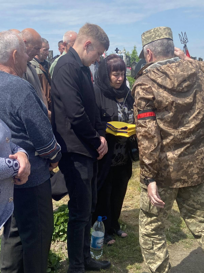 Довгі місяці невідомості та надії: на Волині в останню дорогу провели 41-річного Героя Юрія Пивоварчука
