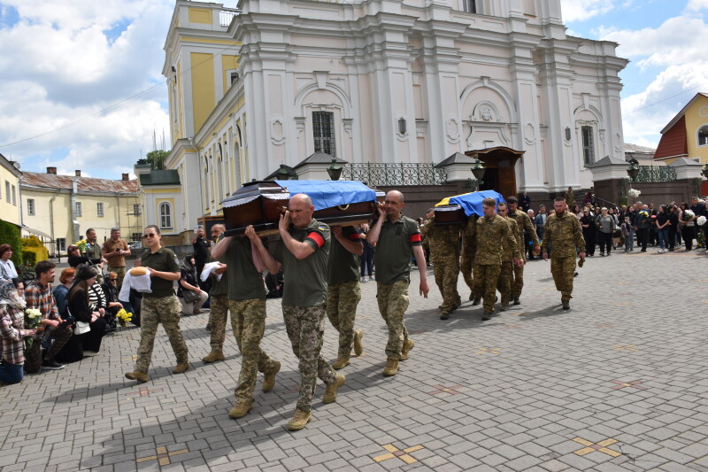 Загинули понад рік тому: у Луцьку попрощалися з двома Героями Андрієм Кравчуком та Романом Смалем