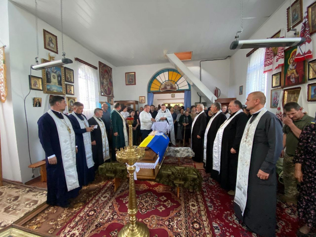 Понад 5 місяців чекали на диво: на Волині попрощалися із загиблим воїном Вадимом Королюком