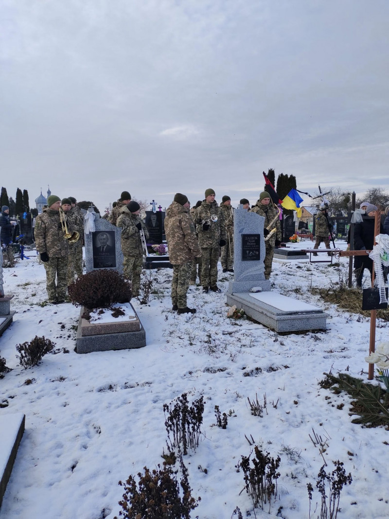 Життя обірвалося у військовій частині: на Волині в останню путь воїна Олега Симоновича