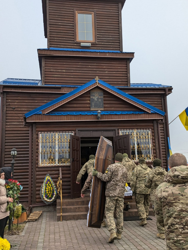 Завжди був готовий допомогти: на Волині провели в останню дорогу загиблого воїна Івана Оніщука