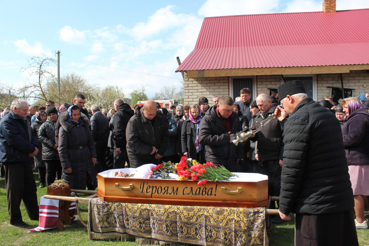 «Тепер тато захищатиме з небес»: волиняни попрощалася з 25-річним Антоном Хвостюком