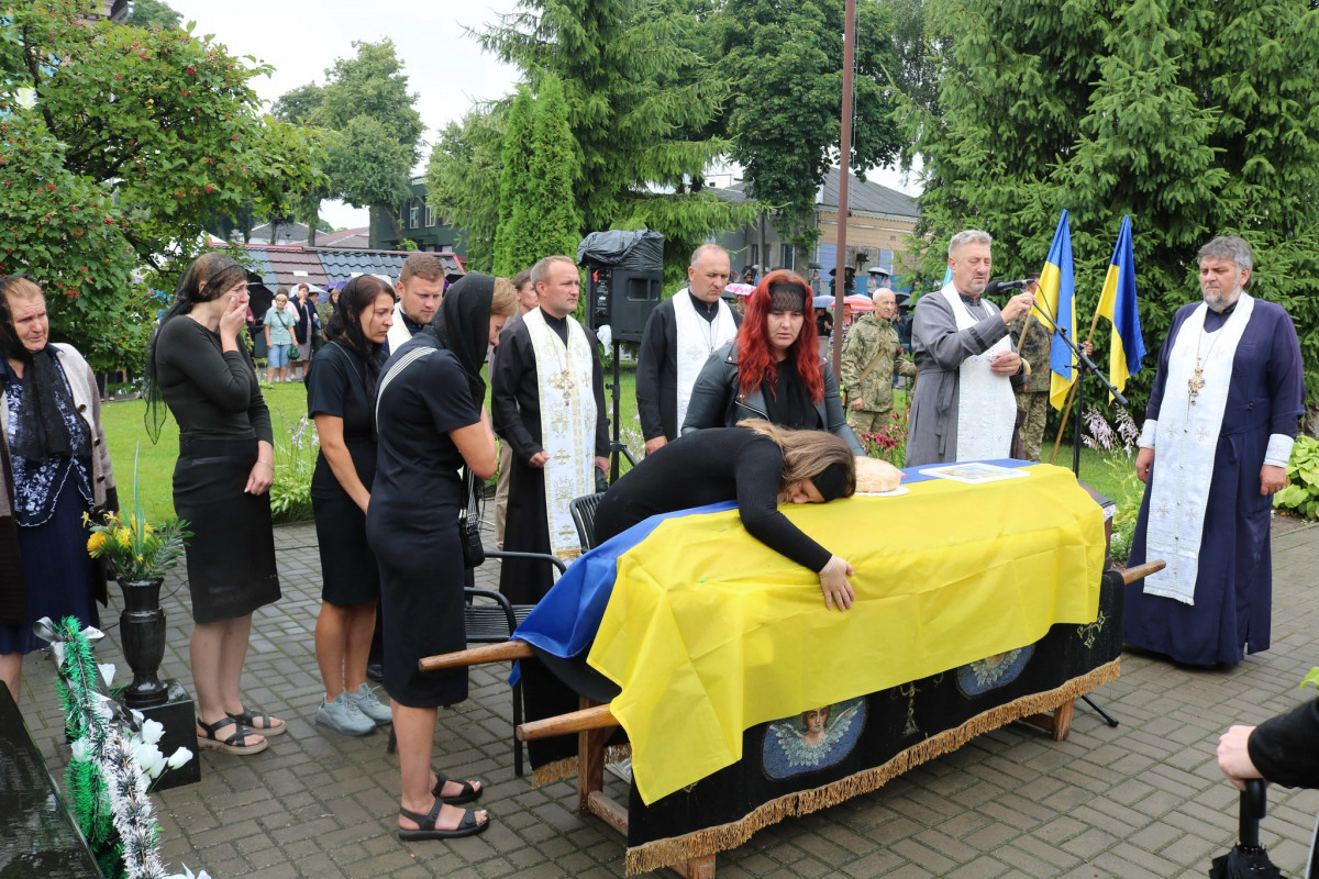 Навіки 30: на Волині в останню дорогу провели молодого військовослужбовця Віталія Прокопенка