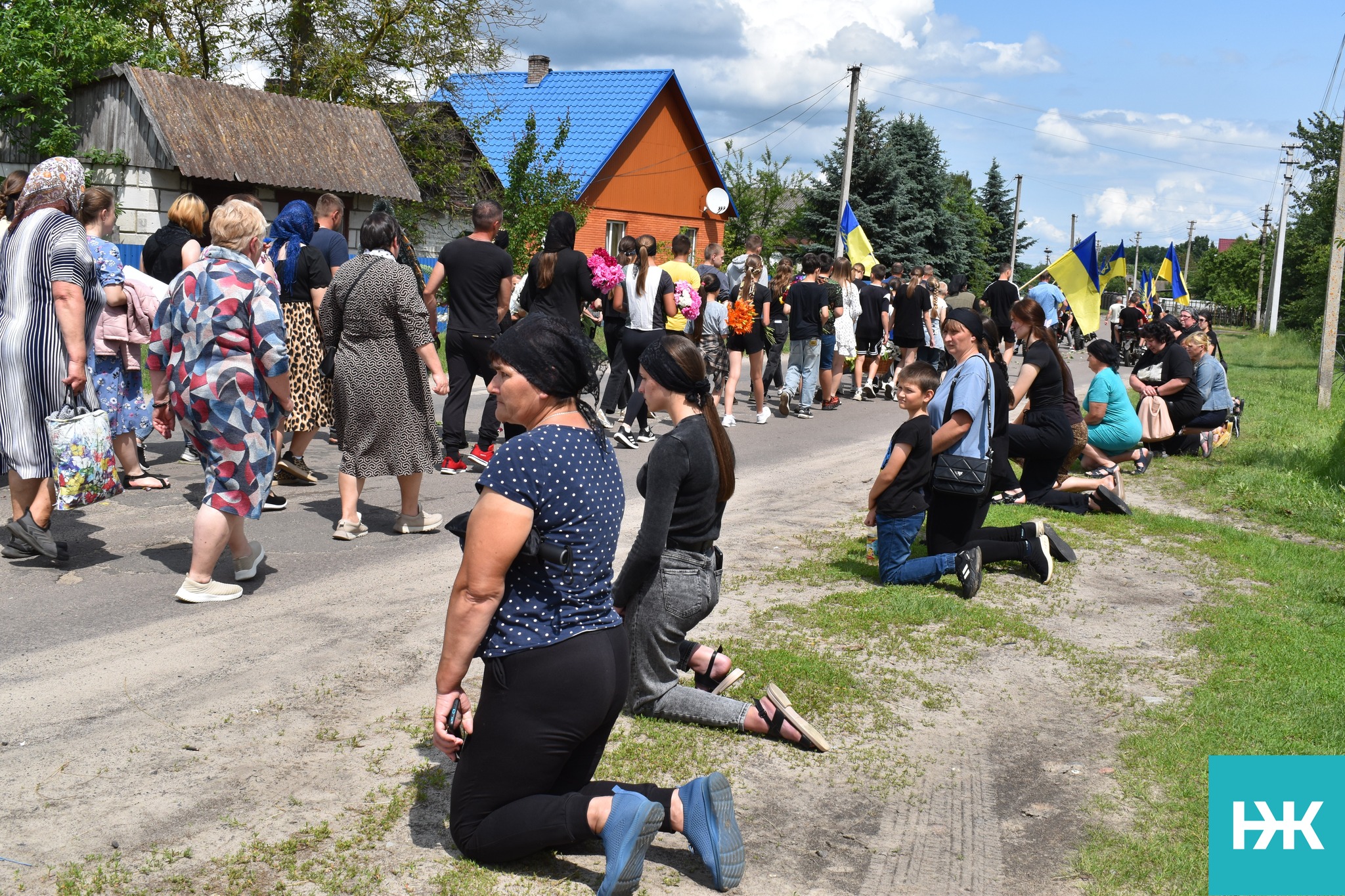 На колінах в останню дорогу проводжало все село: на Волині попрощалися з Героєм Петром Токарем