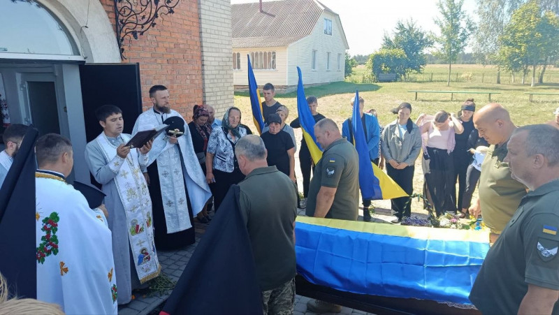 Залізничник, який став оператором БпЛА: на Волині попрощалися із Героєм Василем Мотрунчиком
