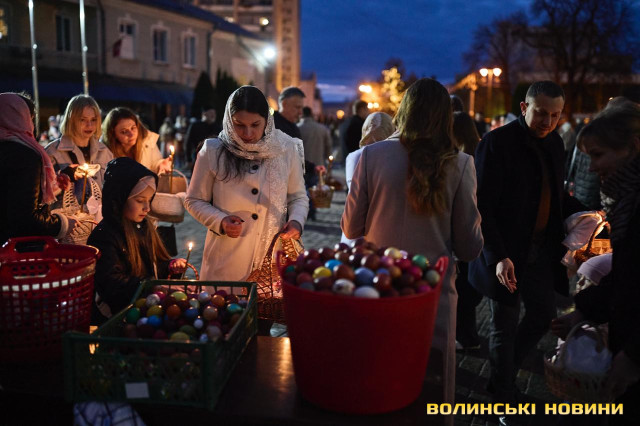 Як у Луцьку освячували кошики напередодні Великодня