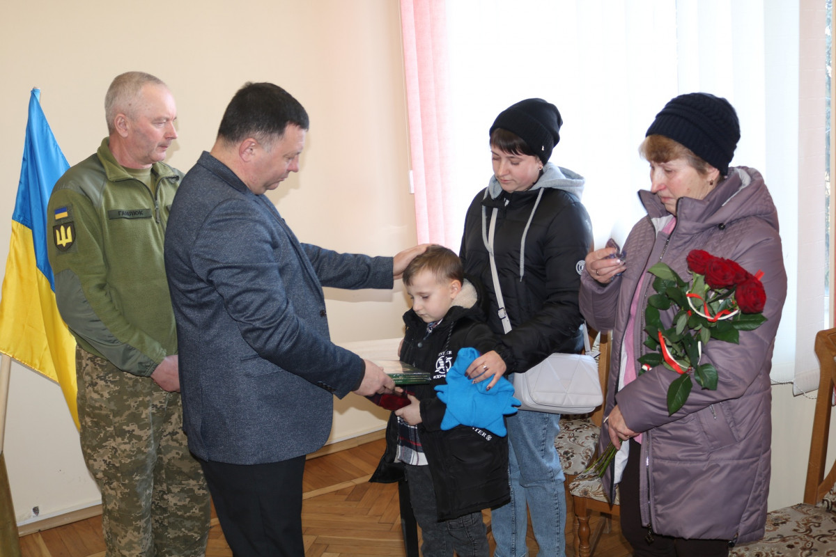 Дружина і двоє діток не дочекалися Героя з війни: воїна з Волині Президент України посмертно нагородив орденом