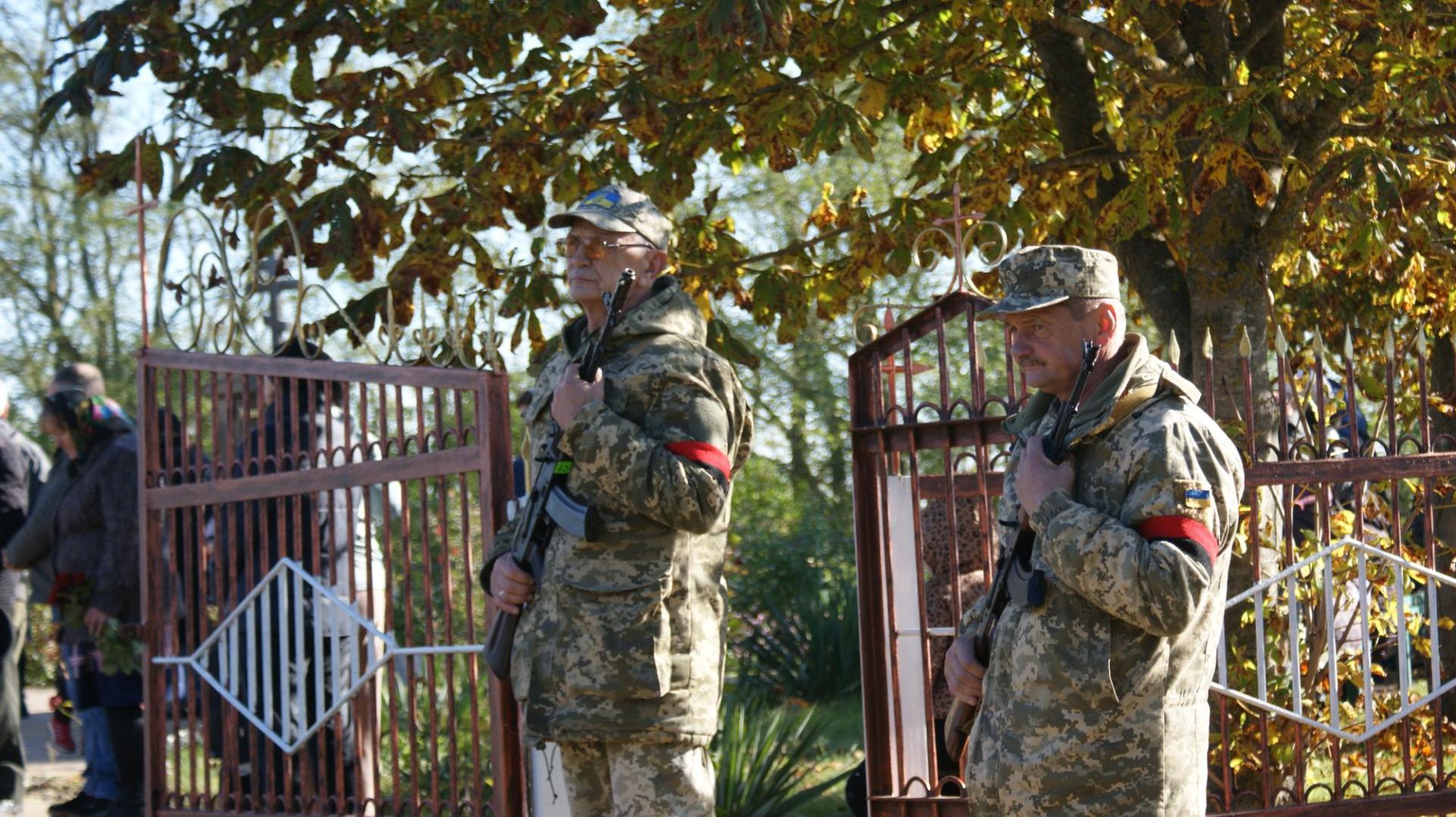 «Куди ж ти, сину, йдеш…»: на Волині в останню дорогу провели воїна Сергія Беня