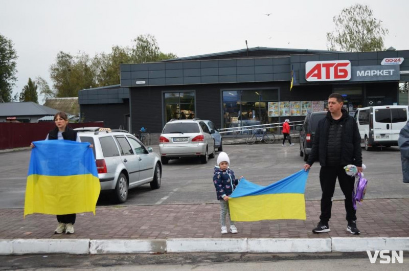 Життя зупинилося на хвилину: у прикордонному місті на Волині вшанували тих, хто загинув від війни