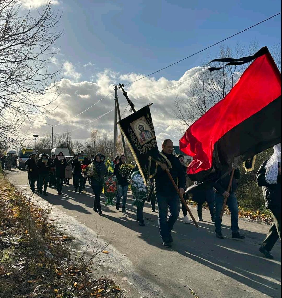 «Без підтримки залишилася дружина, без батьківської поради - донька»: волиняни попрощалися з Героєм Олександром Ладчуком