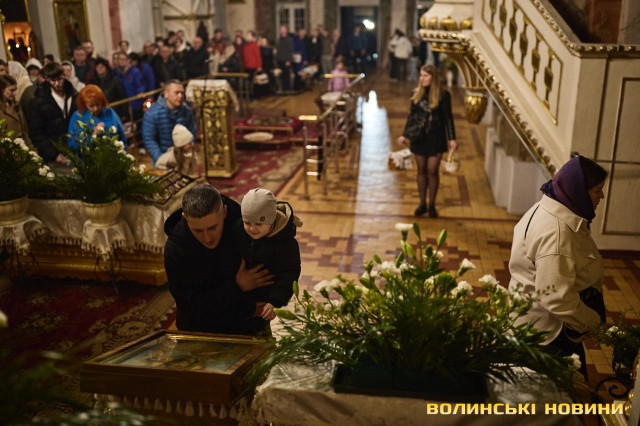 Як у Луцьку освячували кошики напередодні Великодня