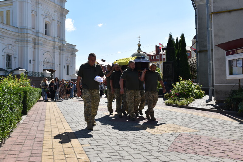 У Луцьку провели в останню дорогу загиблого захисника Михайла Сафатюка
